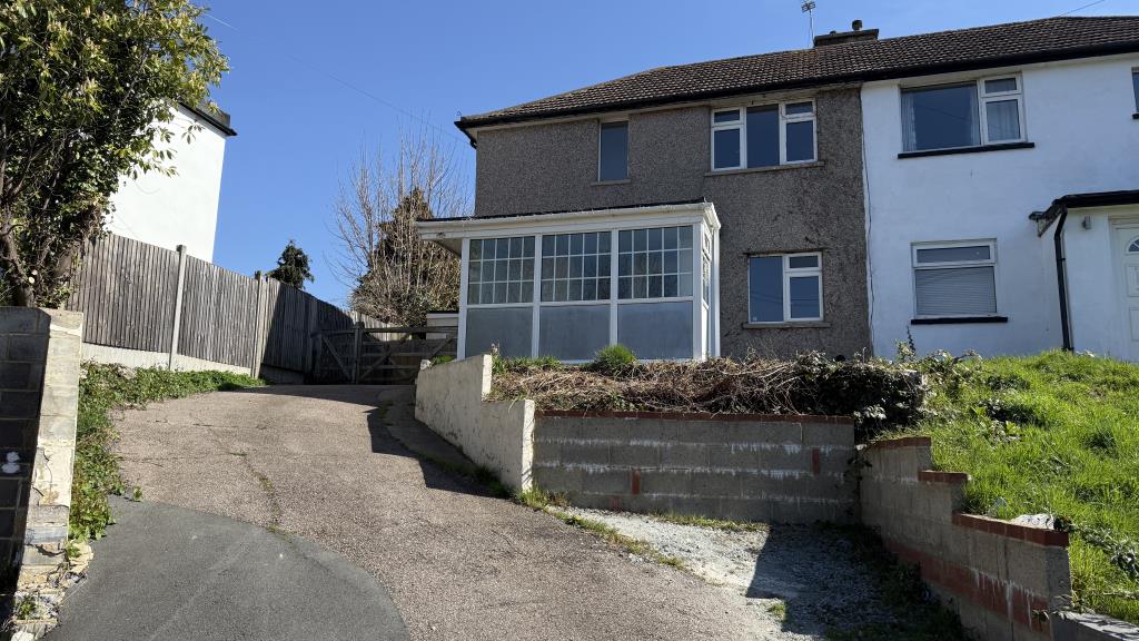 Lot: 127 - VACANT SEMI-DETACHED HOUSE AND ANNEXE - External view of property from street level